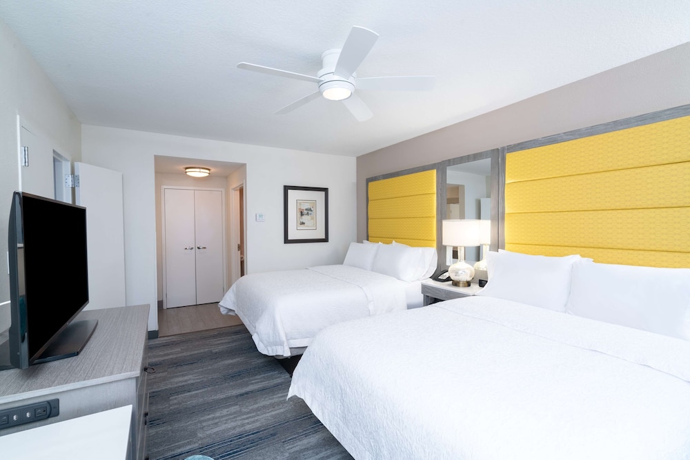 Hampton Inn and Suites Amelia Island Historic Harbor Front — Hotel rooms in Amelia Island, Florida