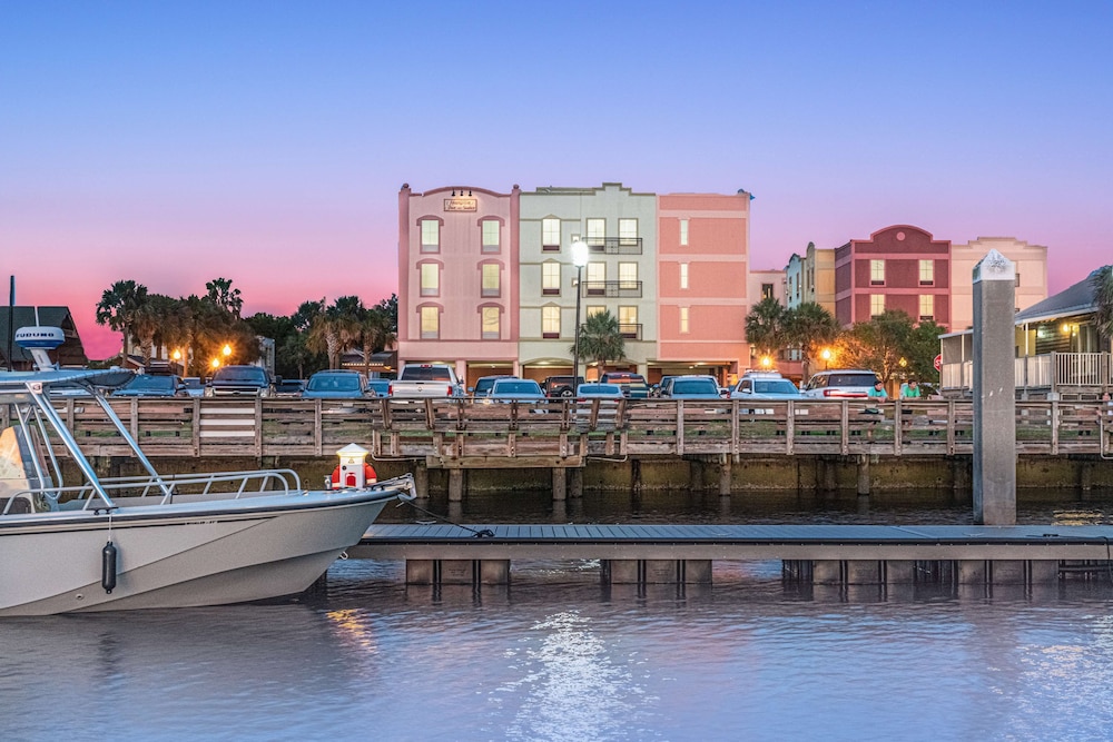 Hampton Inn and Suites Amelia Island Historic Harbor Front — Hotel building in Amelia Island, Florida