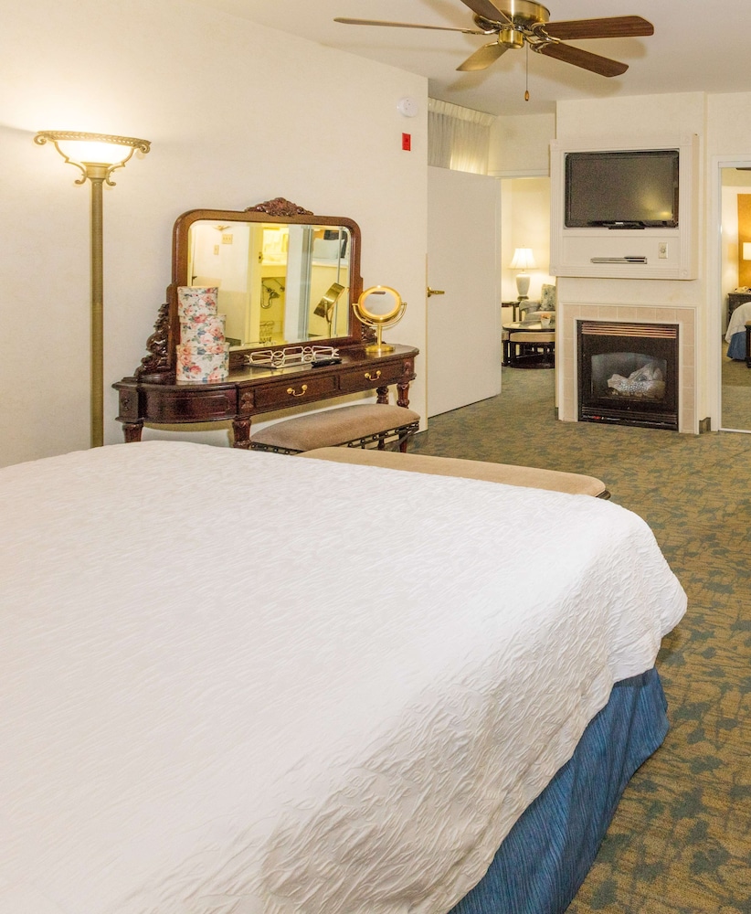 Hampton Inn and Suites Amelia Island Historic Harbor Front — Hotel rooms in Amelia Island, Florida