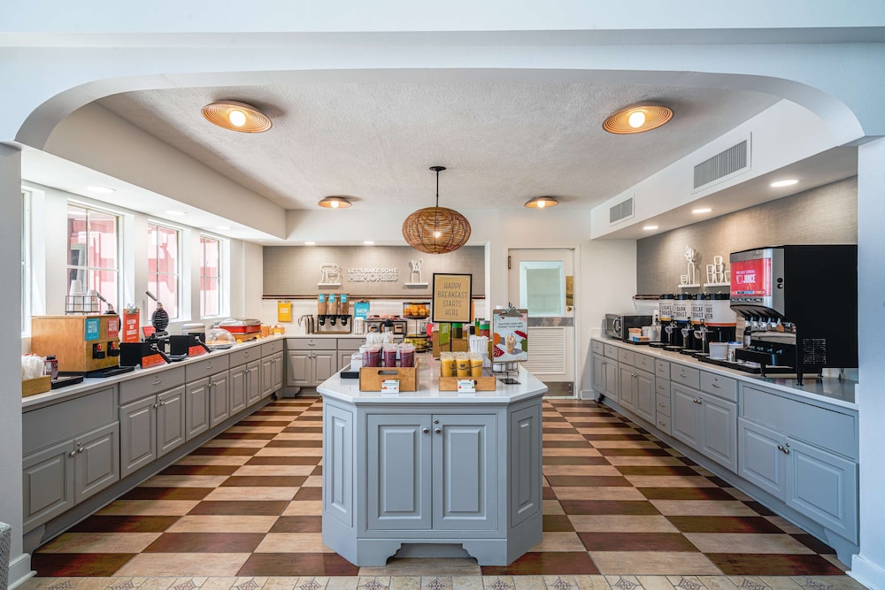 Hampton Inn and Suites Amelia Island Historic Harbor Front — Restaurant & bars in Amelia Island, Florida