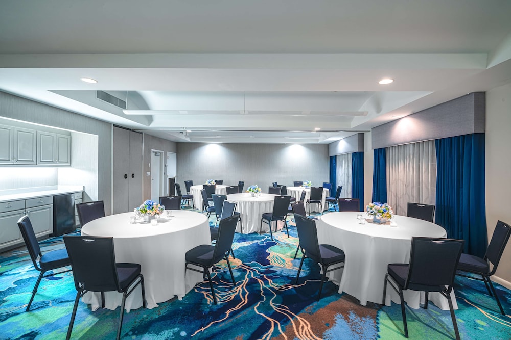 Hampton Inn and Suites Amelia Island Historic Harbor Front — Restaurant & bars in Amelia Island, Florida