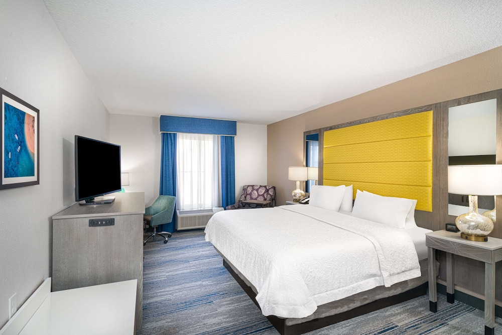 Hampton Inn and Suites Amelia Island Historic Harbor Front — Hotel rooms in Amelia Island, Florida