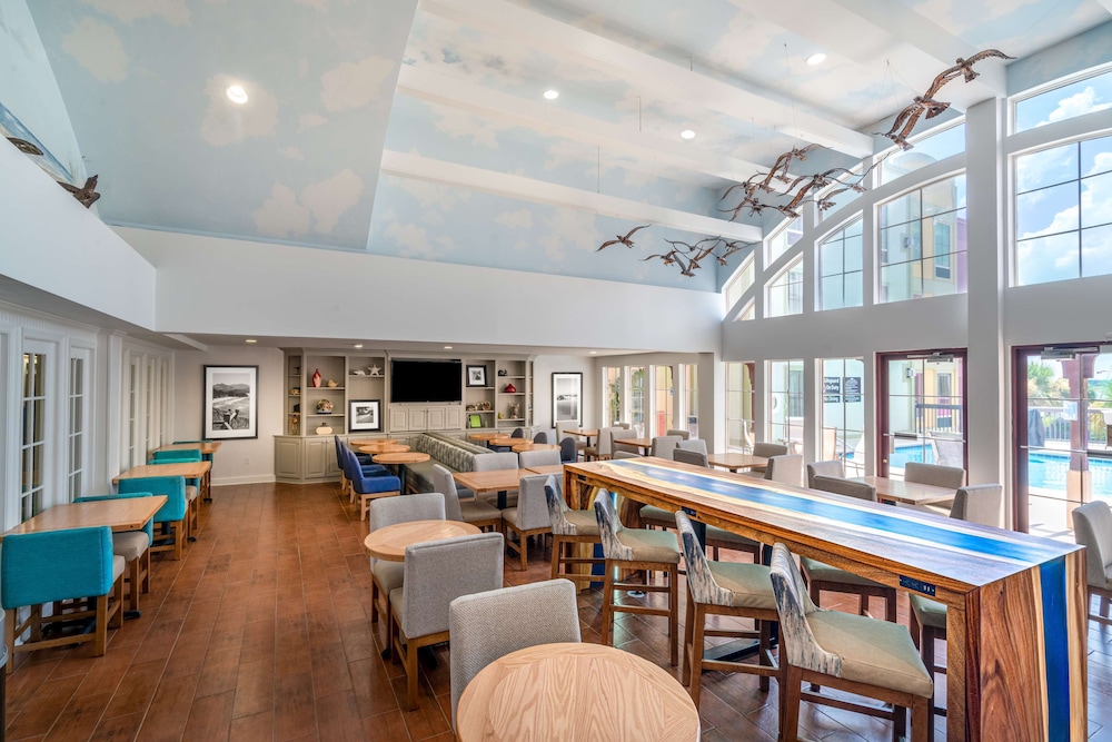 Hampton Inn and Suites Amelia Island Historic Harbor Front — Restaurant & bars in Amelia Island, Florida