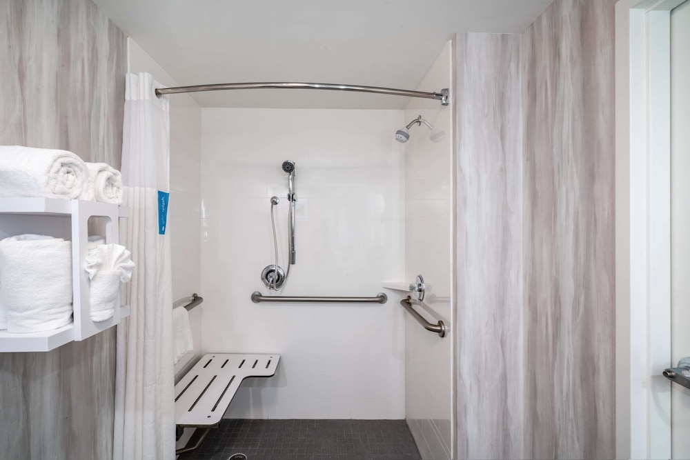 Hampton Inn and Suites Amelia Island Historic Harbor Front — Hotel rooms in Amelia Island, Florida