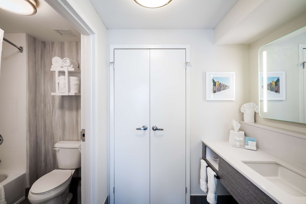 Hampton Inn and Suites Amelia Island Historic Harbor Front — Hotel rooms in Amelia Island, Florida