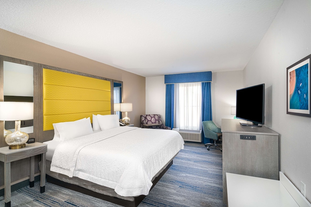Hampton Inn and Suites Amelia Island Historic Harbor Front — Hotel rooms in Amelia Island, Florida