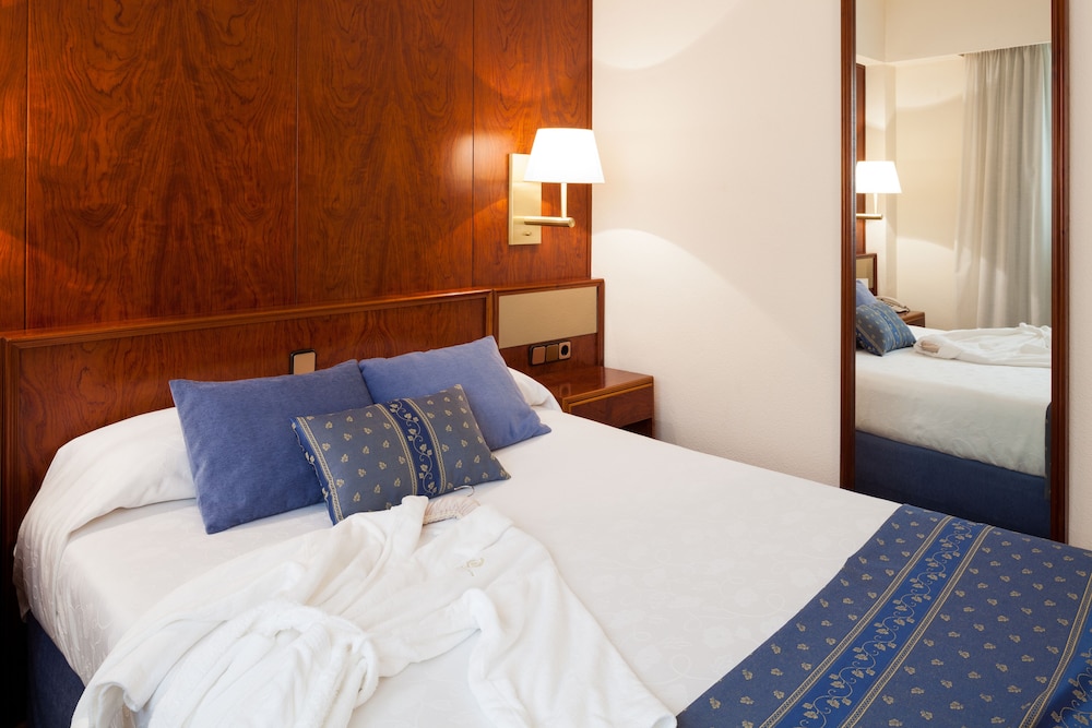 Hotel Royal Plaza — Hotel rooms in Ibiza Town, Balearic Islands