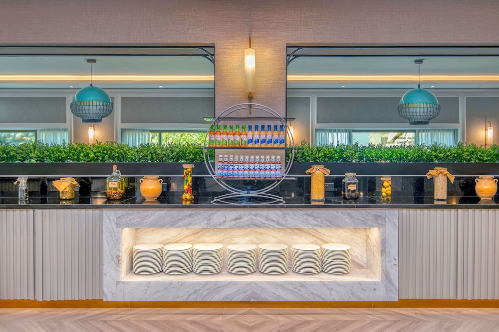 Sheraton Abu Dhabi Hotel & Resort — Restaurant & bars in Abu Dhabi