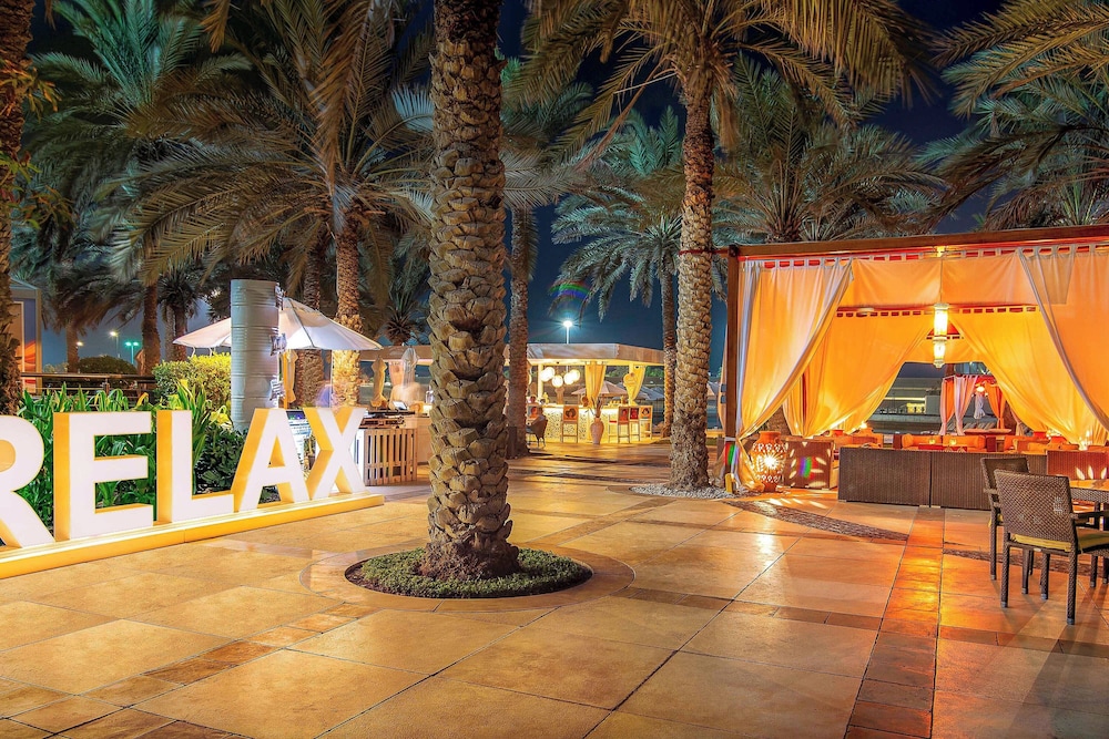 Sheraton Abu Dhabi Hotel & Resort — Restaurant & bars in Abu Dhabi
