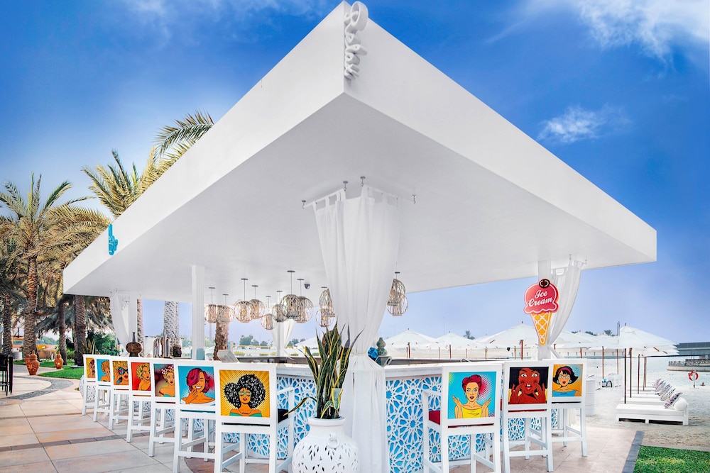 Sheraton Abu Dhabi Hotel & Resort — Restaurant & bars in Abu Dhabi