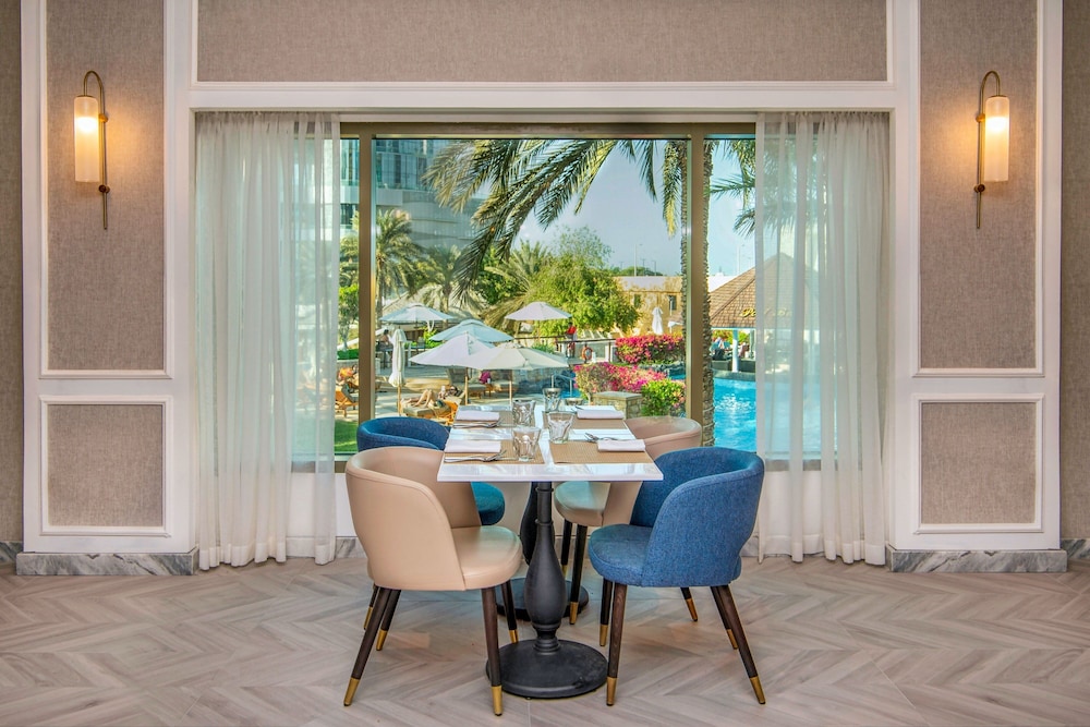 Sheraton Abu Dhabi Hotel & Resort — Restaurant & bars in Abu Dhabi