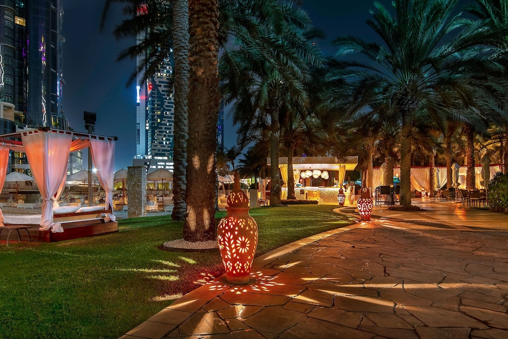 Sheraton Abu Dhabi Hotel & Resort — Restaurant & bars in Abu Dhabi
