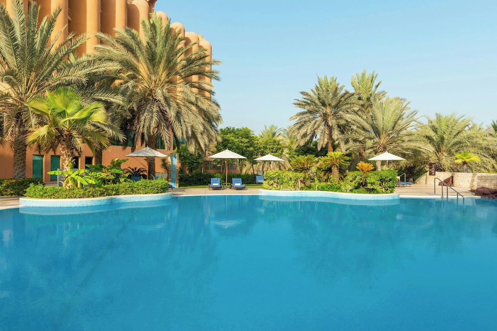 Sheraton Abu Dhabi Hotel & Resort — Swimming pool in Abu Dhabi