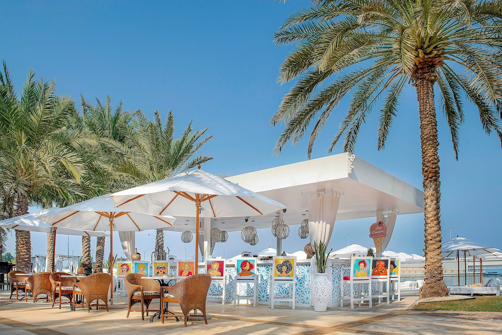 Sheraton Abu Dhabi Hotel & Resort — Restaurant & bars in Abu Dhabi