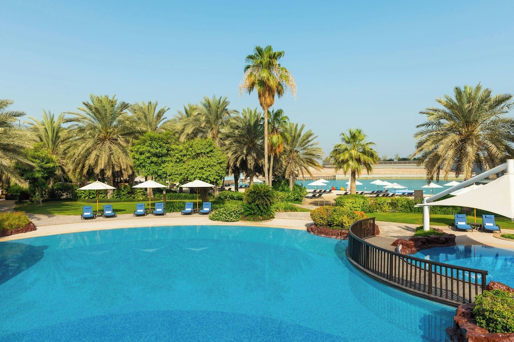 Sheraton Abu Dhabi Hotel & Resort — Swimming pool in Abu Dhabi