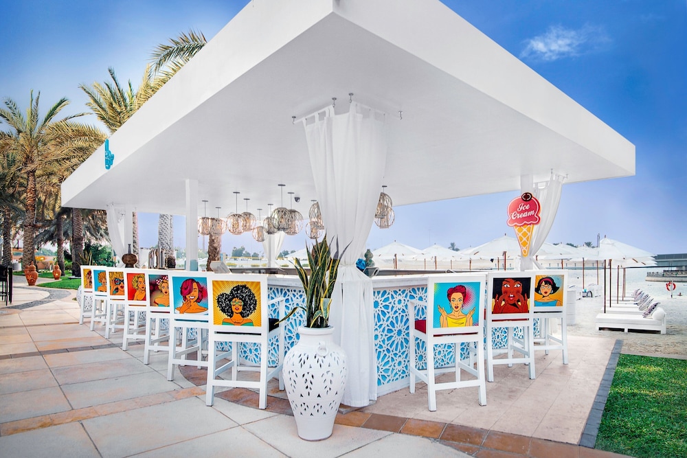 Sheraton Abu Dhabi Hotel & Resort — Restaurant & bars in Abu Dhabi