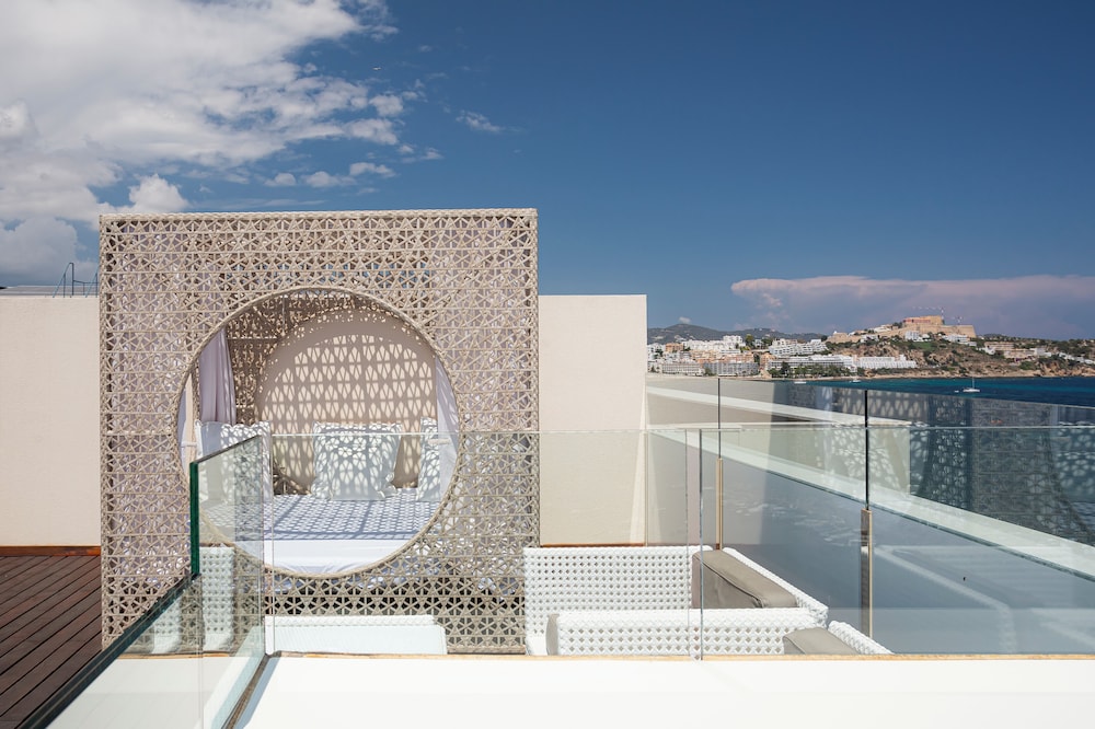 Hotel Torre Del Mar — Hotel building in Playa d'en Bossa, Balearic Islands