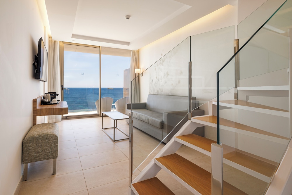 Hotel Torre Del Mar — Hotel rooms in Playa d'en Bossa, Balearic Islands