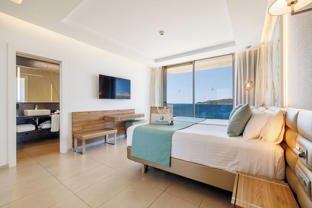 Hotel Torre Del Mar — Hotel rooms in Playa d'en Bossa, Balearic Islands