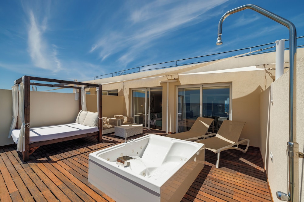Hotel Torre Del Mar — Hotel rooms in Playa d'en Bossa, Balearic Islands