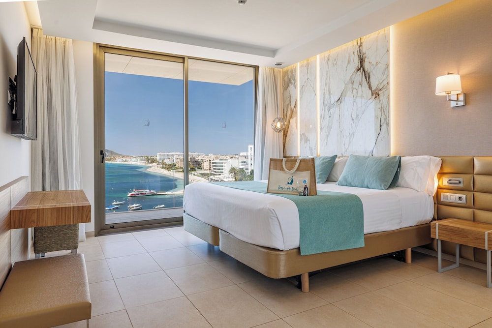 Hotel Torre Del Mar — Hotel rooms in Playa d'en Bossa, Balearic Islands