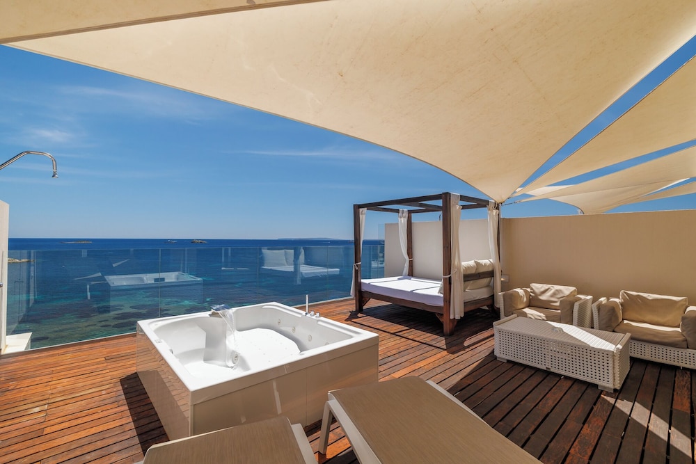 Hotel Torre Del Mar — Hotel rooms in Playa d'en Bossa, Balearic Islands
