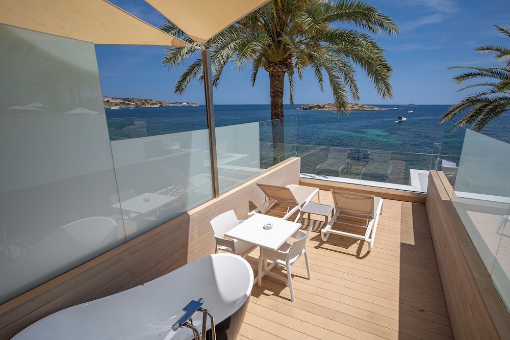 Hotel Torre Del Mar — Hotel rooms in Playa d'en Bossa, Balearic Islands