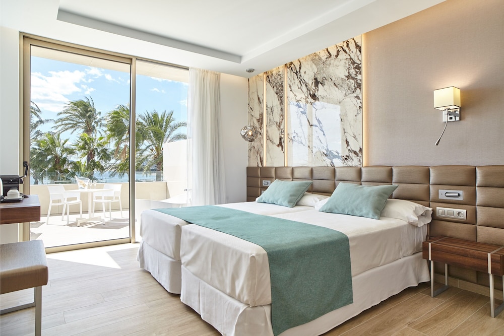 Hotel Torre Del Mar — Hotel rooms in Playa d'en Bossa, Balearic Islands