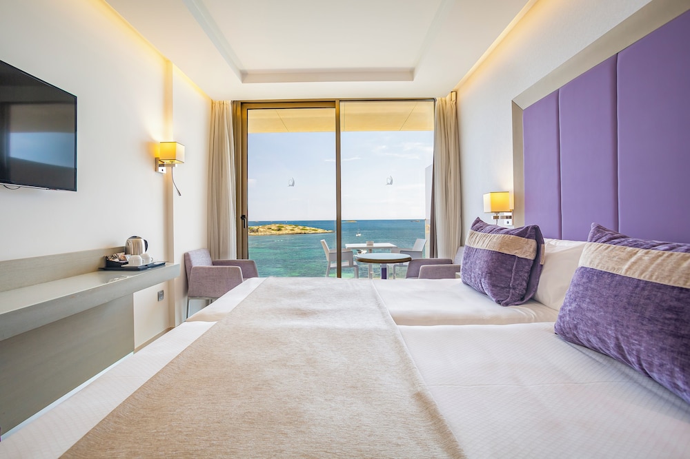 Hotel Torre Del Mar — Hotel rooms in Playa d'en Bossa, Balearic Islands