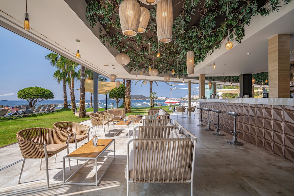 Hotel Torre Del Mar — Restaurant & bars in Playa d'en Bossa, Balearic Islands
