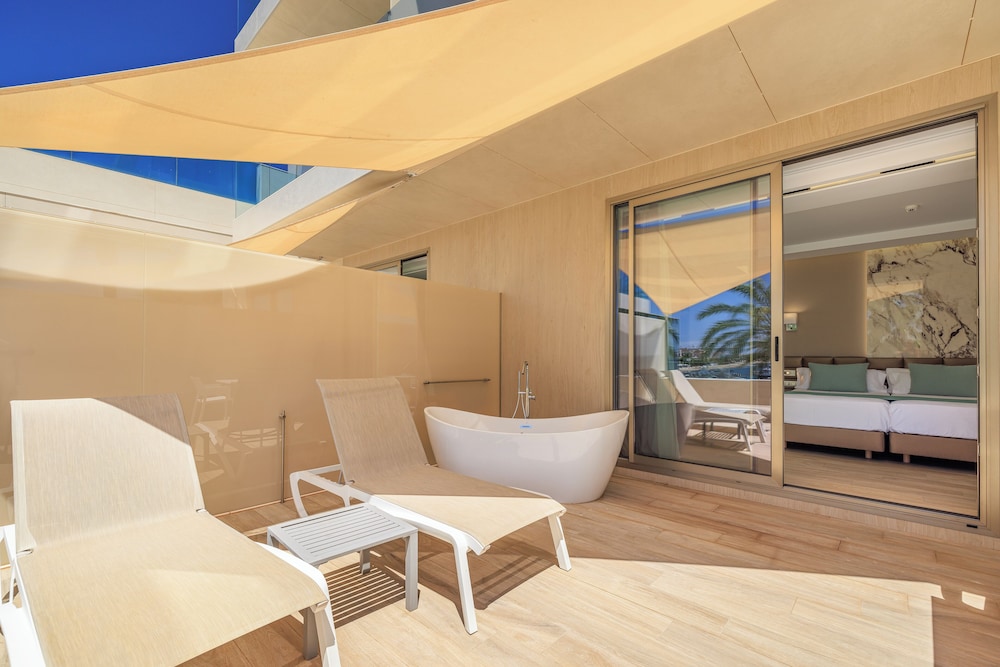 Hotel Torre Del Mar — Hotel rooms in Playa d'en Bossa, Balearic Islands