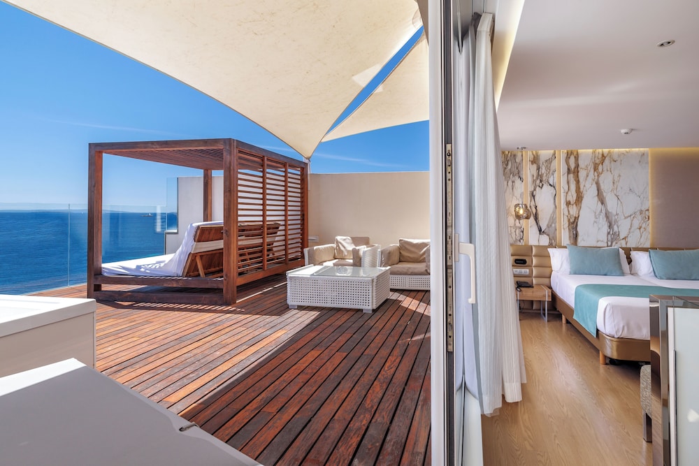 Hotel Torre Del Mar — Hotel rooms in Playa d'en Bossa, Balearic Islands
