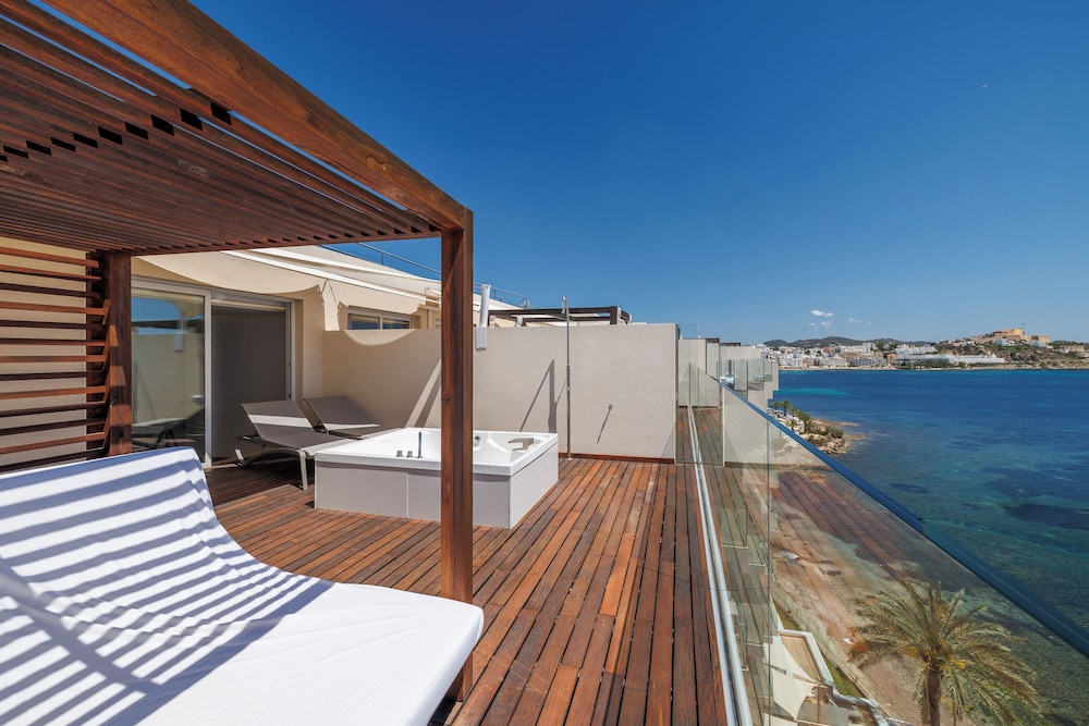Hotel Torre Del Mar — Hotel rooms in Playa d'en Bossa, Balearic Islands