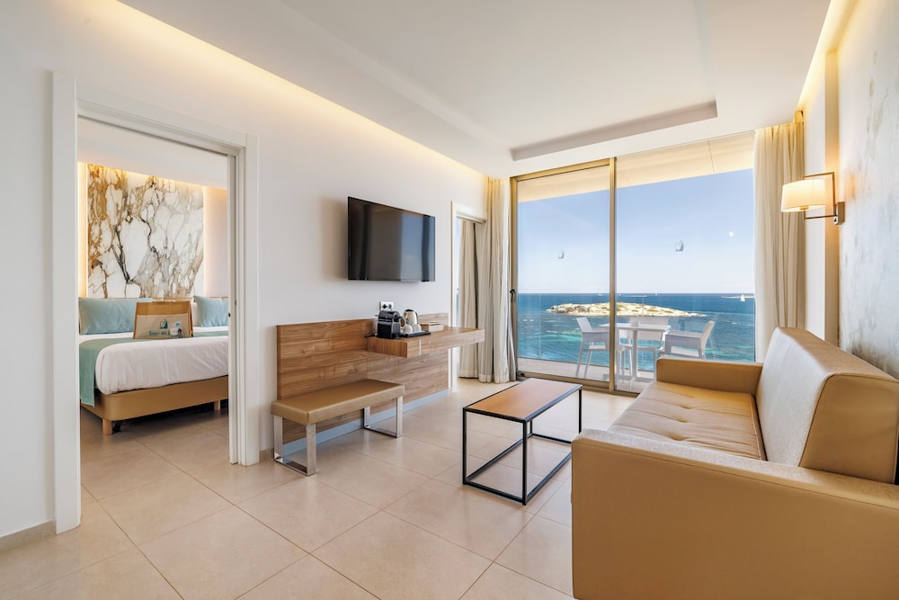 Hotel Torre Del Mar — Hotel rooms in Playa d'en Bossa, Balearic Islands
