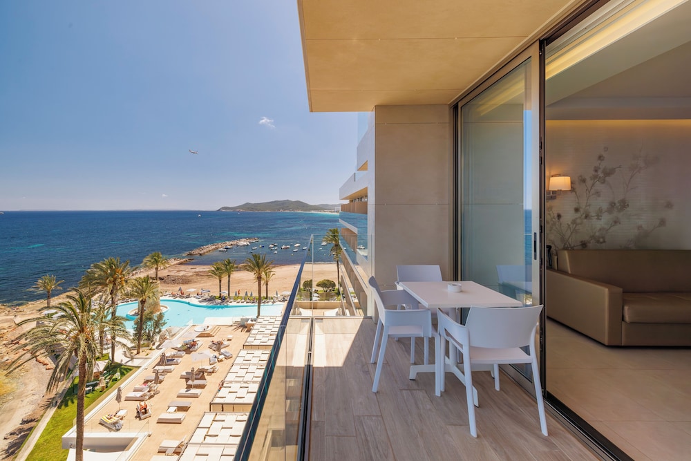 Hotel Torre Del Mar — Hotel rooms in Playa d'en Bossa, Balearic Islands