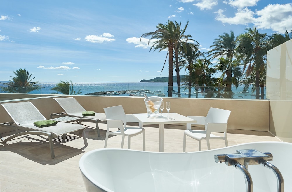 Hotel Torre Del Mar — Hotel rooms in Playa d'en Bossa, Balearic Islands