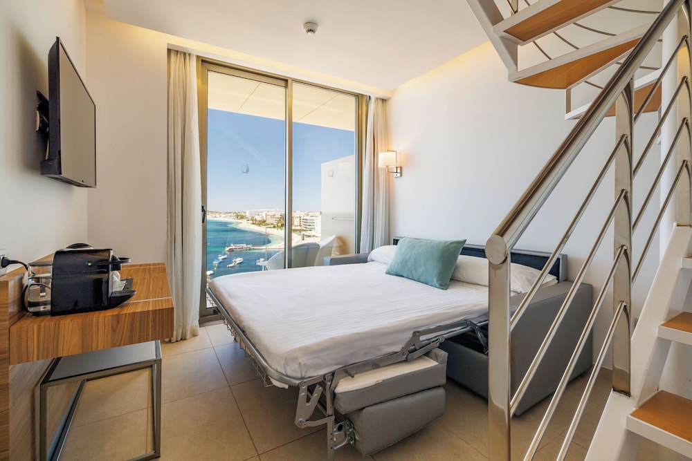 Hotel Torre Del Mar — Hotel rooms in Playa d'en Bossa, Balearic Islands