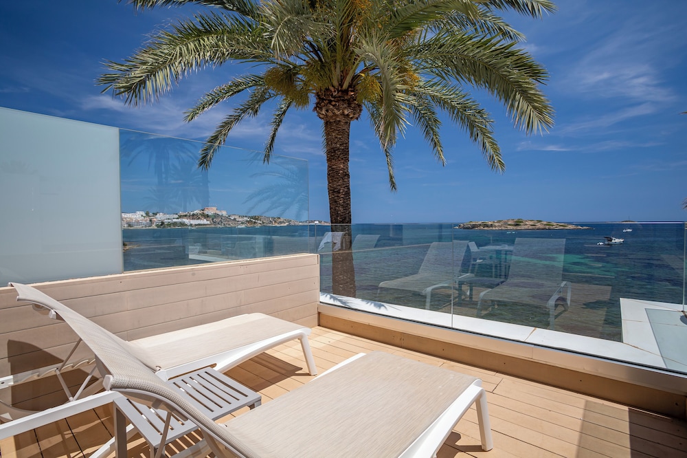 Hotel Torre Del Mar — Hotel rooms in Playa d'en Bossa, Balearic Islands