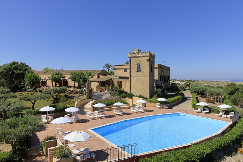 Baglio Oneto dei Principi di San Lorenzo - Luxury Wine Resort — Swimming pool in Marsala, Sicily
