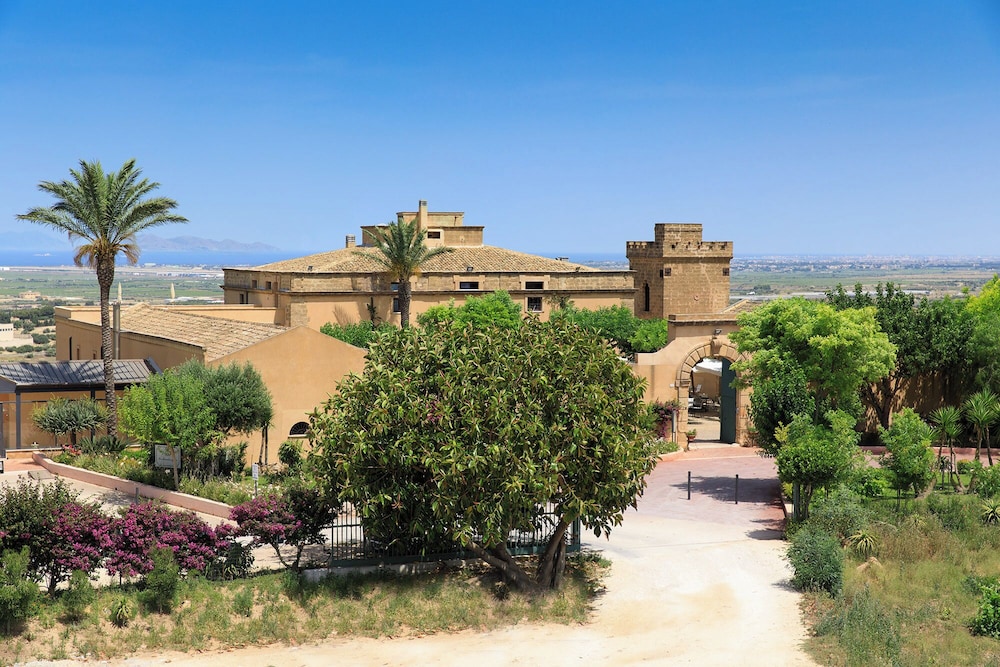 Baglio Oneto dei Principi di San Lorenzo - Luxury Wine Resort — Hotel building in Marsala, Sicily
