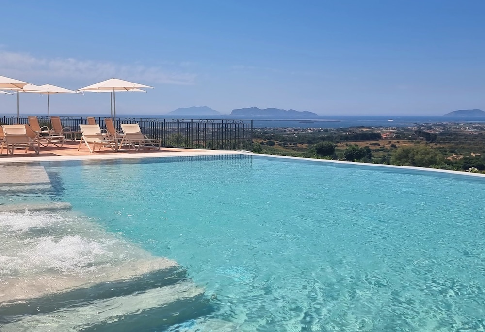 Baglio Oneto dei Principi di San Lorenzo - Luxury Wine Resort — Swimming pool in Marsala, Sicily