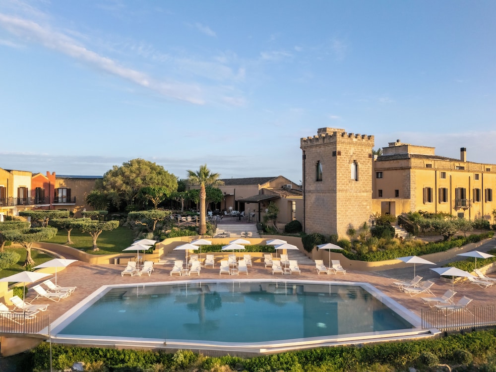 Baglio Oneto dei Principi di San Lorenzo - Luxury Wine Resort — Swimming pool in Marsala, Sicily