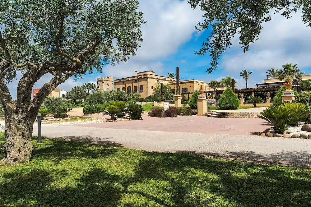 Baglio Oneto dei Principi di San Lorenzo - Luxury Wine Resort — Hotel building in Marsala, Sicily