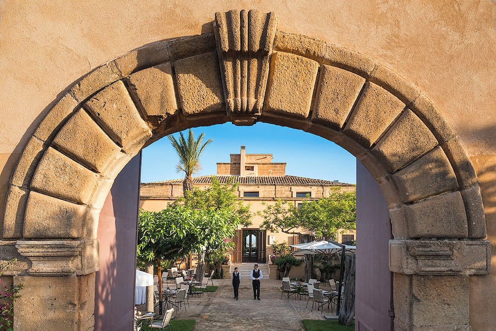 Baglio Oneto dei Principi di San Lorenzo - Luxury Wine Resort — Hotel building in Marsala, Sicily