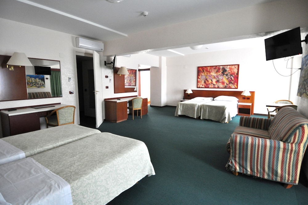 Splendid Hotel La Torre — Hotel rooms in Palermo, Sicily