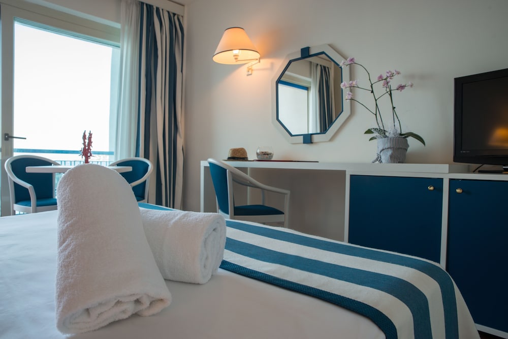 Splendid Hotel La Torre — Hotel rooms in Palermo, Sicily
