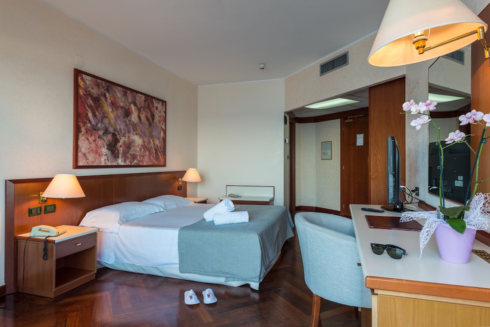 Splendid Hotel La Torre — Hotel rooms in Palermo, Sicily