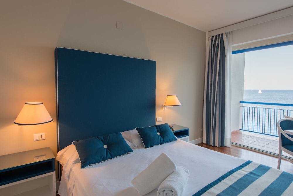 Splendid Hotel La Torre — Hotel rooms in Palermo, Sicily