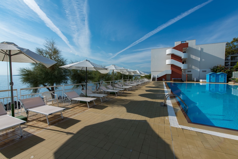 Splendid Hotel La Torre — Swimming pool in Palermo, Sicily