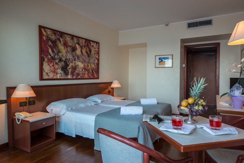 Splendid Hotel La Torre — Hotel rooms in Palermo, Sicily